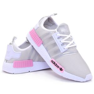 Tênis Adidas MND de cor cinza rosa e solado branco.