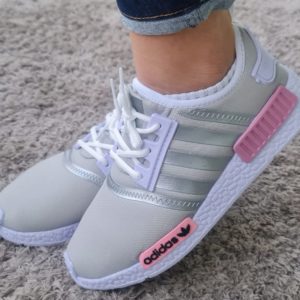 Tênis Adidas MND nas cores Cinza Rosa e solados branco.