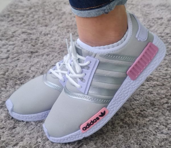 Tênis Adidas MND nas cores Cinza Rosa e solados branco.