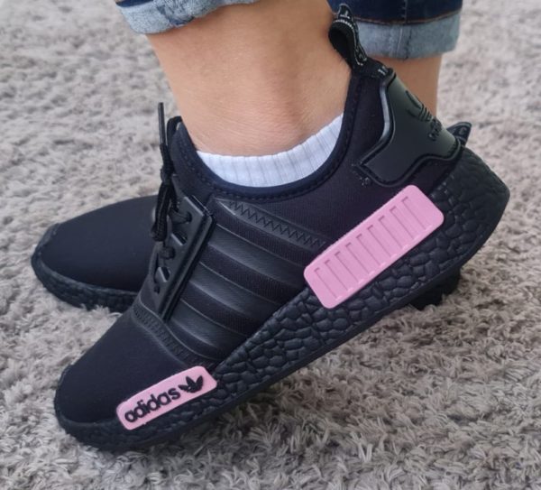 Tênis Adidas MND de cor preta.