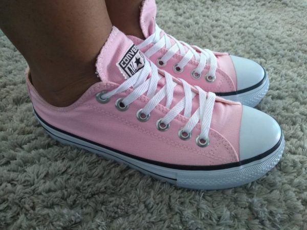 Tênis All Star Plataforma de cor Rosa e solado Branco.