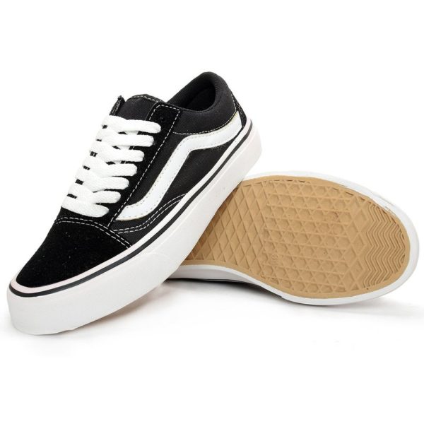 Tênis Vans Old Skool de cor Preto Branco.