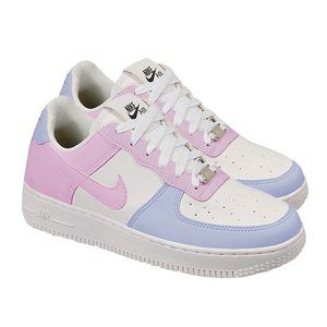 Tênis Nike Air Force de cor Branco Holográfico.