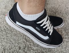 Tênis Vans Injet de cor Preto Branco.