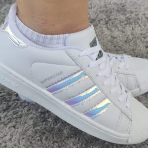 Tênis Adidas Super Star totalmente branco.