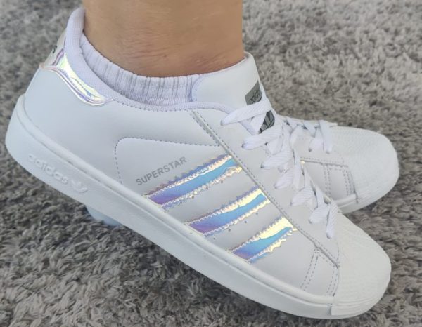 Tênis Adidas Super Star totalmente branco.