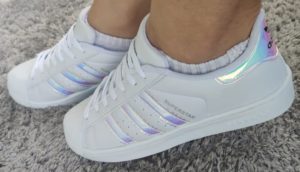 Tênis Adidas Super Star todo branco.