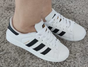 Tênis Adidas Super Star branco e detalhes preto.