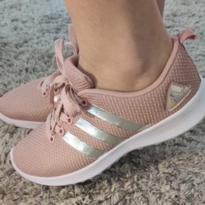 Tênis Adidas Ultra Leve de cor Nude