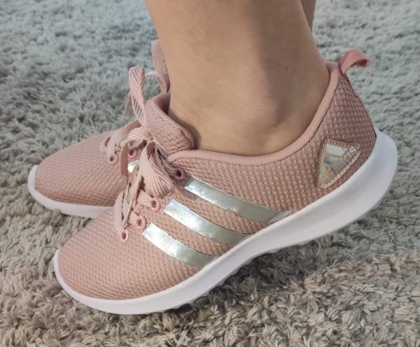 Tênis Adidas Ultra Leve de cor Nude