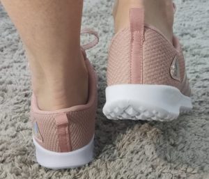 Tênis Adidas Ultra Leve de cor nude