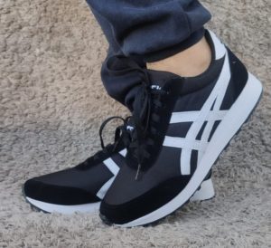 Tênis Asics Neo, de cor Preto Branco. 