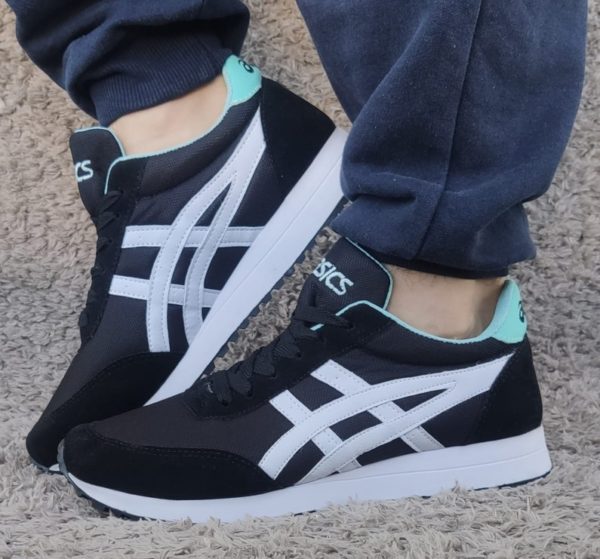 Tênis Asics Neo de cor Preto Verde.