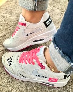 Tênis Nike Just de cor Branco Pink.