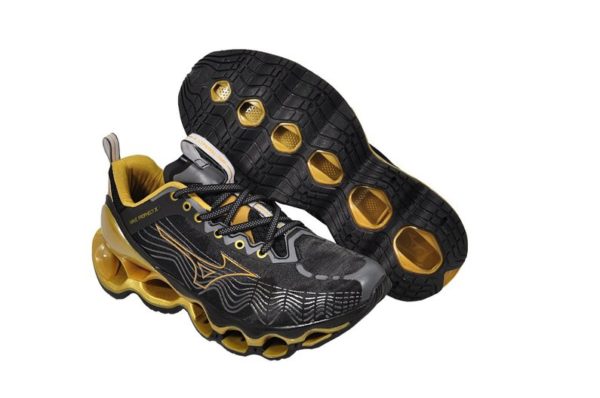 Tênis Mizuno Prophecy de cor Preto Dourado.