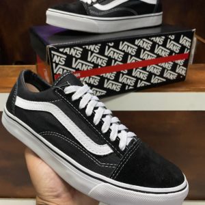 Tênis Vans Old Skool de cor Preto Branco