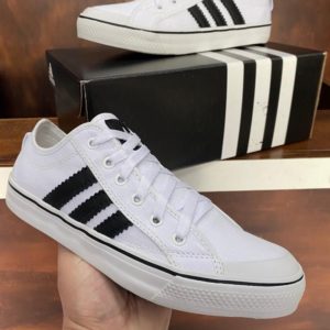 Tênis Adidas Niza de cor branco Preto.