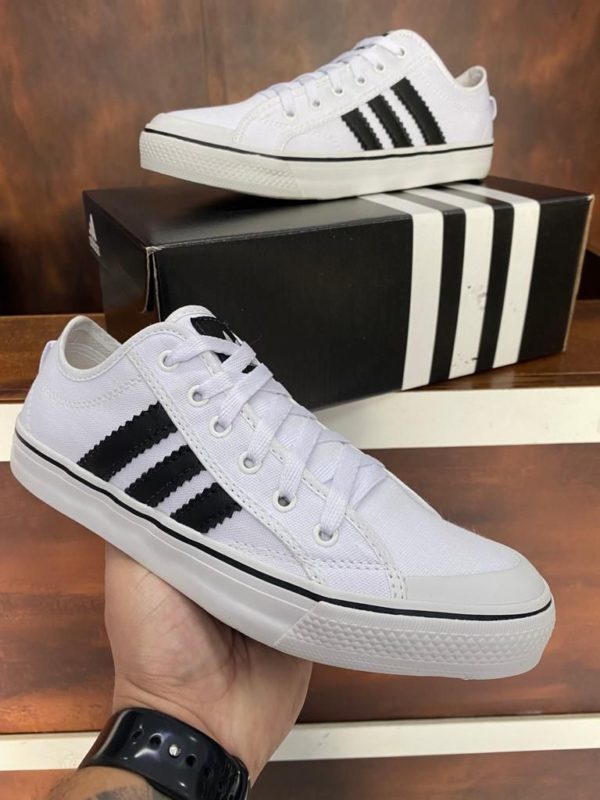 Tênis Adidas Niza de cor branco Preto.