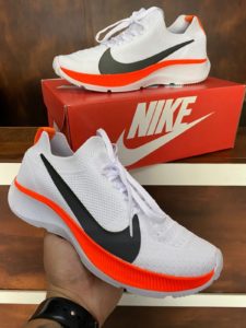 Tênis Nike Vaporflyr de cor Branco Rosa