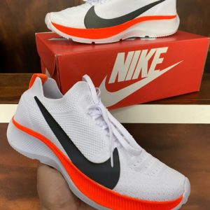 Tênis Nike Vaporflyr de cor Branco Rosa