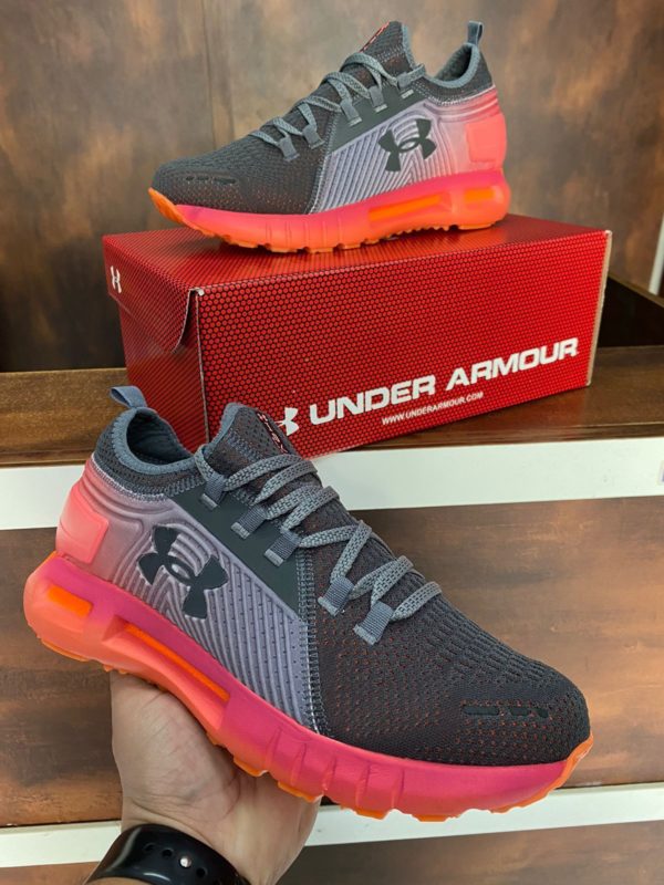 Tênis Under Armour Hovr Phantom SE de cor Preto Cinza Vermelho