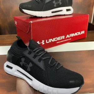 Tênis Under Armour Hovr Plantom SE de cor Preto Branco