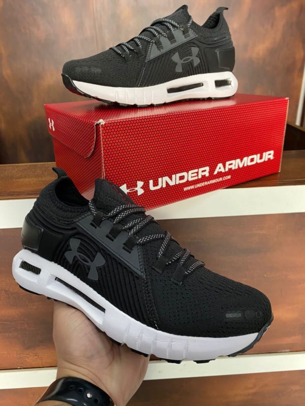 Tênis Under Armour Hovr Plantom SE de cor Preto Branco