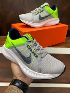 Tênis Nike Quest de cor Cinza Branco Verde