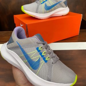 Tênis Nike Quest de cor Cinza Branco