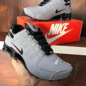 Tênis Nike Shox NZ de cor Cinza Preto.