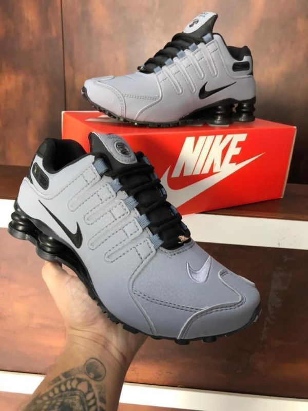 Tênis Nike Shox NZ de cor Cinza Preto.