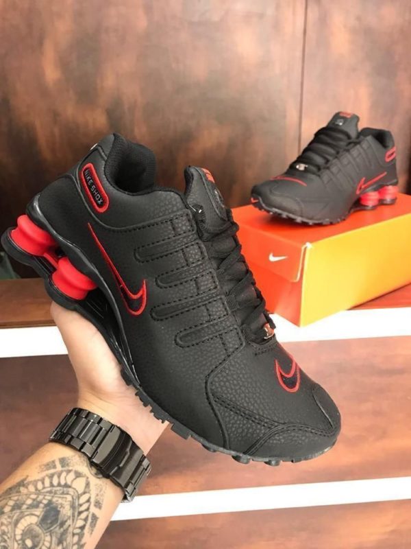 Tênis Nike Shox NZ de cor Preto Vermelho