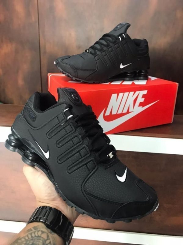 Tênis Nike Shox NZ de cor Preto Preto