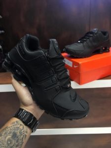 Tênis Nike Shox NZ de cor Preto Preto.