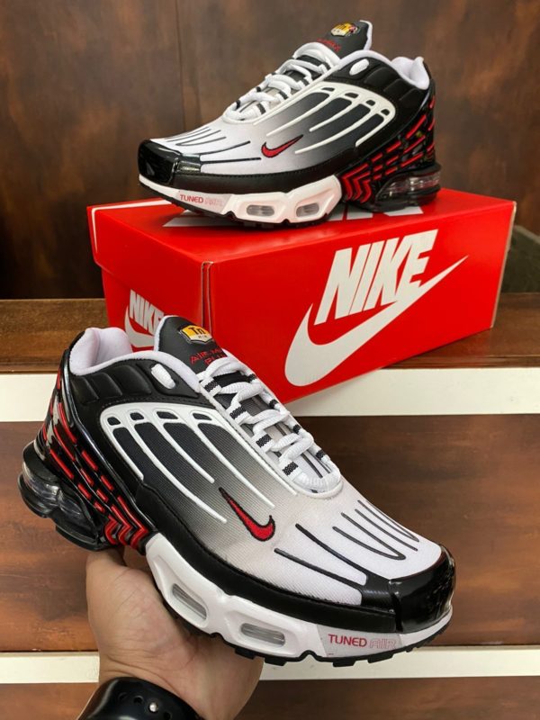 Tênis Nike Air Max TN Plus 3 de cor Preto Branco.